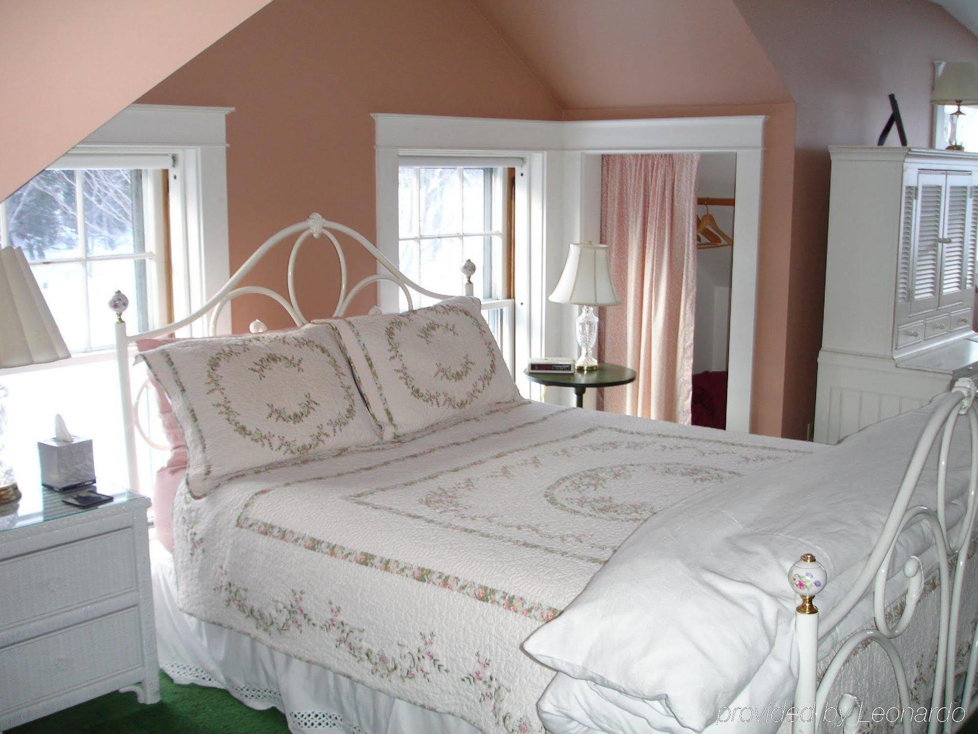 The Trumbull House Bed And Breakfast Хановер Номер фото